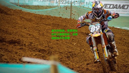 皇马夺冠夜，传奇劳尔栏杆上振臂高呼，点燃伯纳乌不朽激情